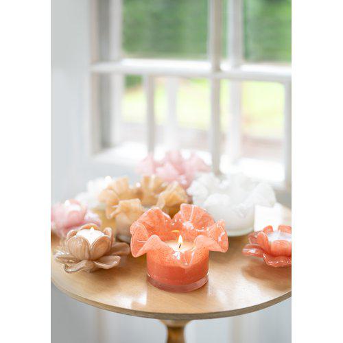 Olika glaslyktor i olika färger står på ett litet bord.