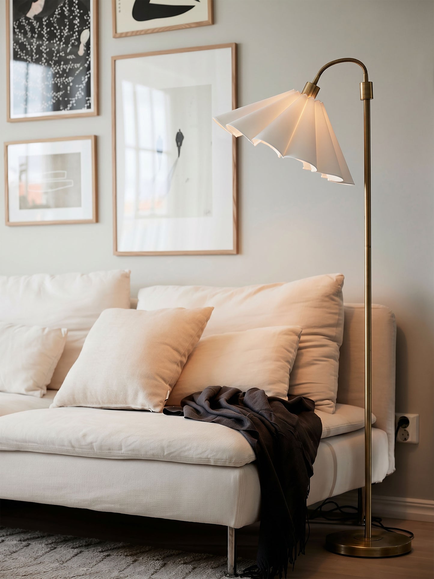 Golvlampa Amy flex 1 arm inkl skärm - Antikmässing