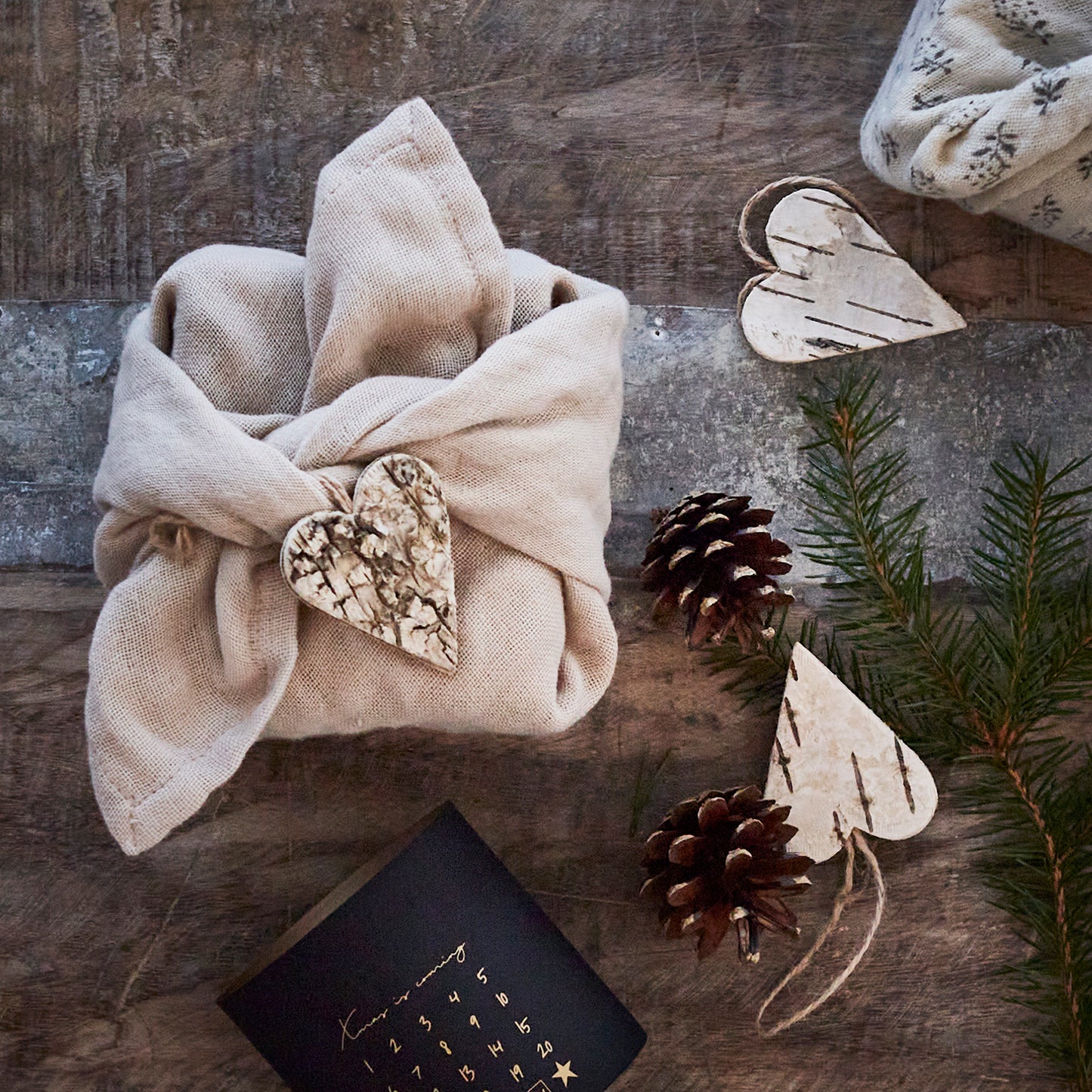 Inslaget paket i textil på ett bord