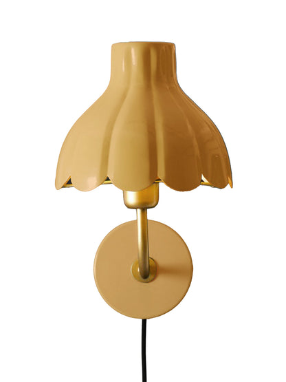 Vägglampa Wells Lejongul