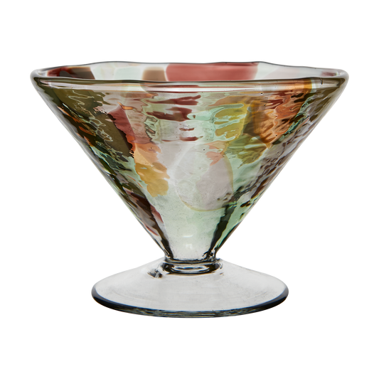 Ett dekorativt cocktailglas i flerfärgat glas. Kupan är vid och står på en fot.
