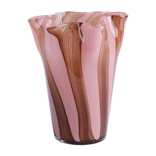 En vas i glas med böljande kanter i rosa och bruna ränder.